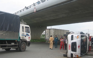 Xe tải tông xe cứu thương, 2 người phải cấp cứu