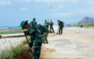 Lính đảo làm sạch môi trường