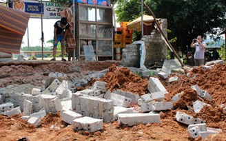 Vụ sập tường làm chết 4 cháu nhỏ: Tạm giữ hình sự chủ khu đất và người lái máy xúc