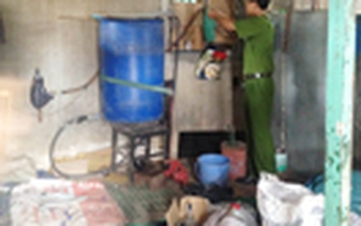 Sản xuất rượu giả ở vựa ve chai