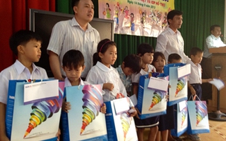 Trao 100 phần quà trung thu Trao 100 phần quà trung thu