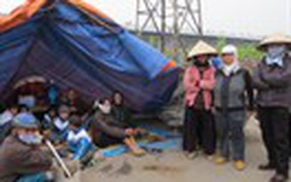 Dân dựng lều chặn cổng nhà máy gây ô nhiễm