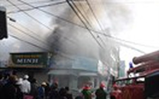 Cháy lớn giữa trung tâm thành phố Kon Tum, nhiều người hốt hoảng