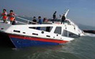 Tàu cao tốc tuyến Phú Quý - Phan Thiết bị sóng đánh chìm