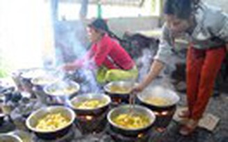 Tết về làng mứt