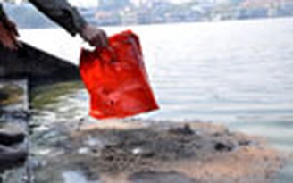 Mặt hồ Hà Nội ngạt thở vì tro, rác trong ngày cúng ông Táo