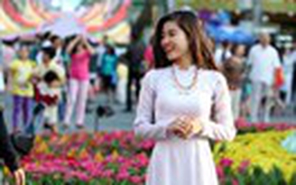 Thiếu nữ rộn ràng diện áo dài xuống phố