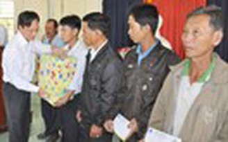 Đạm Cà Mau trao trên 1.200 suất quà xuân