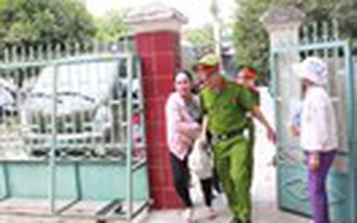 'Kỳ án trộm dê' phiên sơ thẩm lần thứ 14: Khiêng bị cáo từ trạm y tế ra tòa