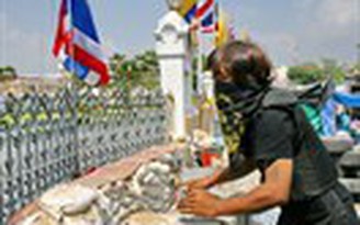 Phe biểu tình xây tường chặn cổng tòa nhà chính phủ Thái