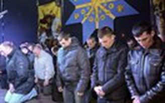 Cảnh sát chống bạo động Ukraine quỳ gối xin lỗi người biểu tình