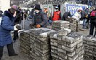 Cận cảnh người biểu tình Ukraine xây lô cốt ngăn cảnh sát