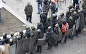 Biểu tình tiếp diễn tại Ukraine bất chấp cảnh sát đàn áp