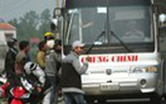 Xe khách quá tải dùng xe máy chở khách né CSGT