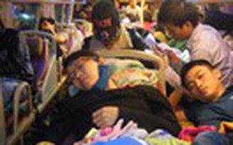 Nằm gầm hành lý xe giường nằm để trở vào Sài Gòn