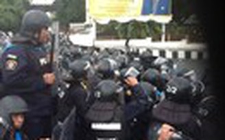 Cảnh sát Thái Lan bắn hơi cay vào người biểu tình