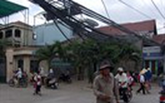 Cáp thòng trước cổng trường