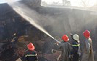 Đốt vàng mã, một nhà kho bị thiêu rụi
