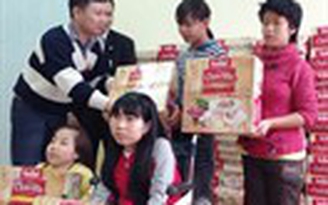 Tặng cháo cho trẻ em khuyết tật
