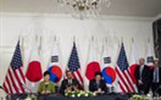 Mỹ - Hàn - Nhật hội đàm, Triều Tiên bắn tên lửa