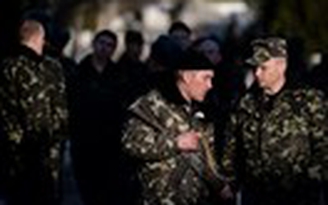 Người nhà binh sĩ Ukraine tại Crimea liều mình ngăn cản quân đội Nga