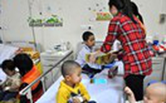Tặng sữa cho học sinh