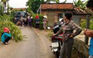 Dân lập rào chắn trên QL19
