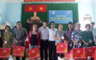 Tặng quà và thẻ bảo hiểm y tế
