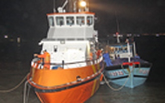 Lai dắt tàu cá cùng 9 ngư dân gặp nạn vào bờ
