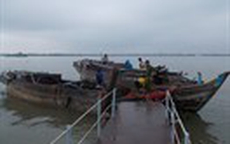 Bắt 2 ghe khai thác cát trái phép