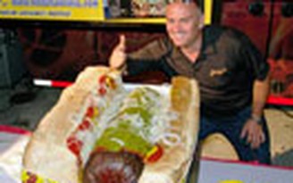 Bánh hot dog nặng... 56 kg