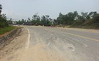 Xe đầu kéo rơi xuống vực, 2 người bị thương
