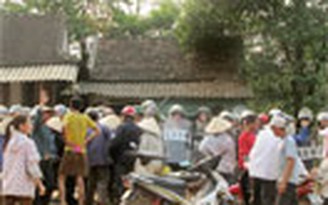 Hàng trăm người dân xông vào nhà đốt xe máy của trưởng công an xã