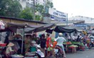Bát nháo trước cổng trường