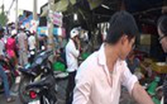 Chợ tự phát chiếm cả con đường