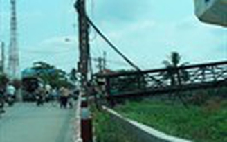 Dây cáp “bò” xuống sông