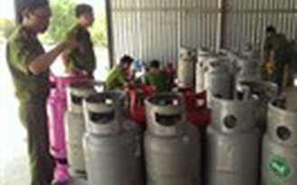 Bắt quả tang chiết gas lậu