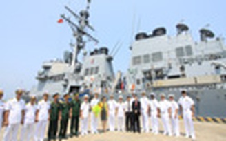 Tàu khu trục USS John S. McCain thăm Đà Nẵng
