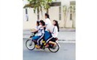 Tống 4 trên xe đạp điện