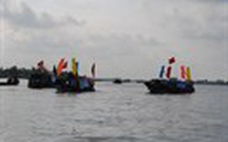 Thả cá trên sông Hậu