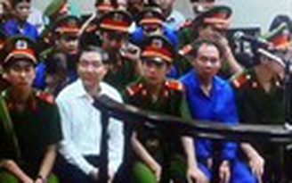 Dương Chí Dũng chỉnh tề trong trang phục áo sơ mi trắng, quần âu tại tòa