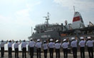 Tàu hải quân đưa đoàn Việt kiều ra thăm Trường Sa