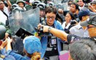 Người Thái xuống đường chống đảo chính