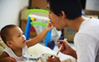 Sức mạnh 'gà trống nuôi con'