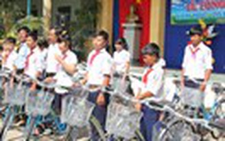 Tặng xe đạp cho học sinh nghèo vượt khó