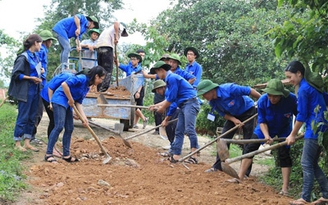 Sinh viên tình nguyện đến vùng sâu trong ngày nghỉ lễ