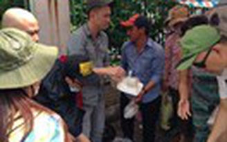 Hàn Thái Tú, Nhật Tinh Anh phát cơm cho bệnh nhân ung bướu