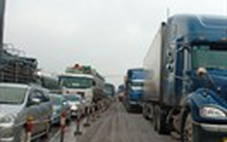 Quốc lộ 1A bị nghẽn nhiều giờ liền