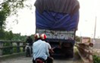 Xe quá tải né trạm cân 'cày xới' hương lộ