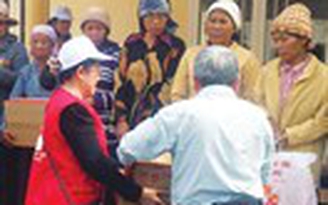 Tặng quà cho đồng bào vùng sâu